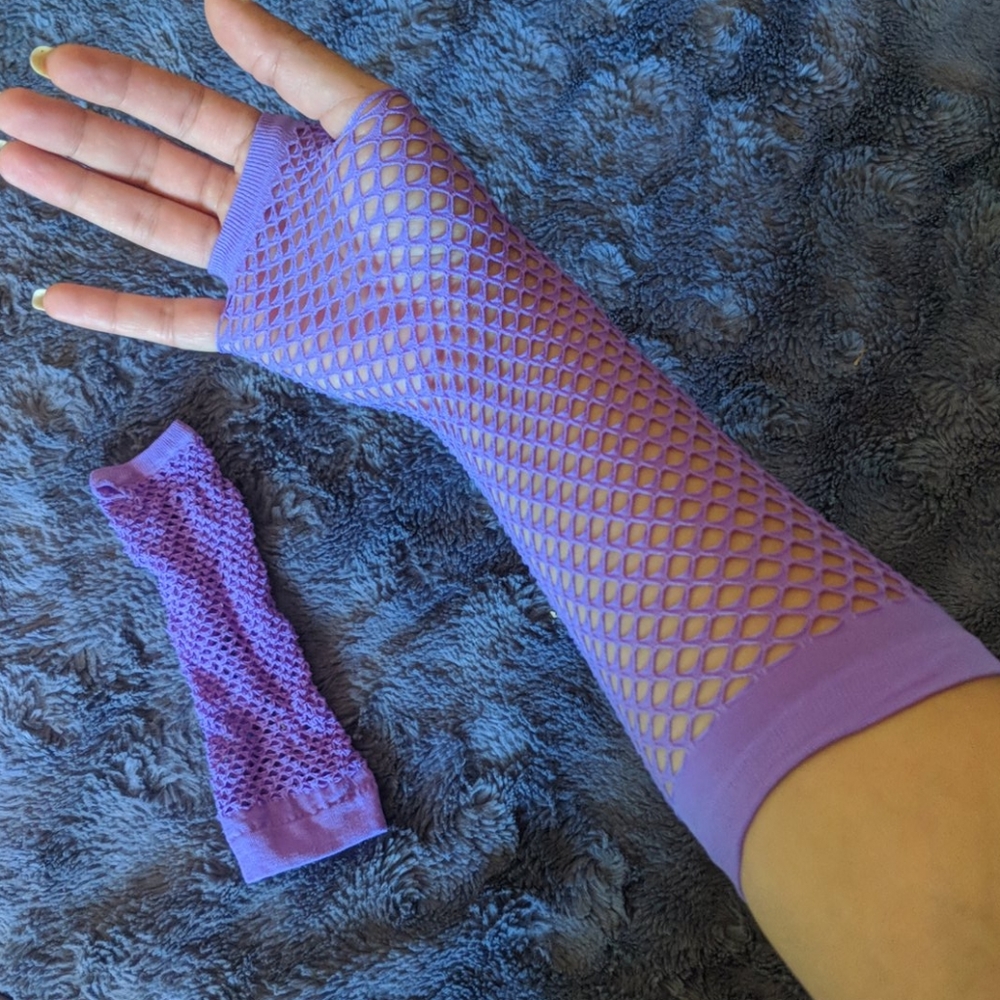 Purple Fishnet Gloves - Picture 2 of 3